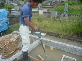 バイブレーターでしっかり空気を抜きます