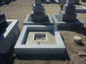 三重県鈴鹿市岡田の地域墓地で外柵基礎石工事
