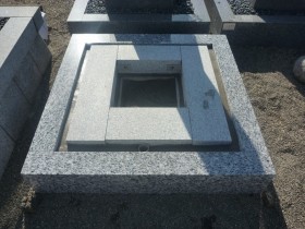 三重県鈴鹿市岡田の地域墓地で御影石納骨室工事をしました