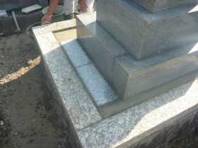 墓誌の補強石を設置