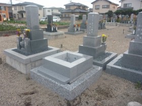 三重県鈴鹿市岡田の地域墓地でお墓の四ツ石工事をしました