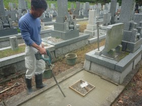 バイブレーターでしっかり空気を抜きます