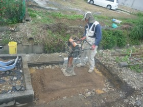 砕石をいれてランマーで突き固めます