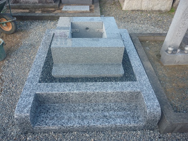 岐阜市市営穴釜墓地でお墓の四ツ石工事をしました