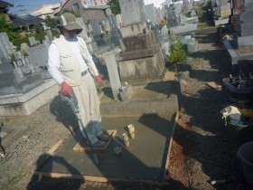 バイブレーターでしっかり空気を抜いて強い基礎コンクリートを作ります