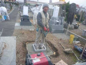 バイブレーターでしっかり空気を抜きます