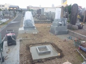 岐阜市市営穴釜墓地でデザイン墓石建立工事開始