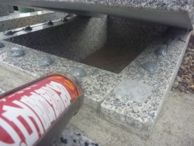 免震シリコン＋免震接着剤施工で地震対策施工