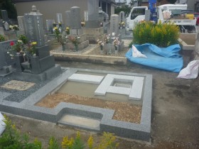 大垣市正圓寺墓地で御影石納骨室工事をしました