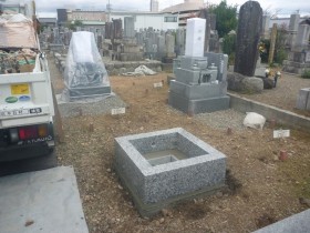 岐阜市市営穴釜墓地で外柵基礎石を組みました　90cm