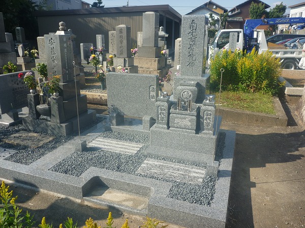 日本の職人が丹精こめて作った国産墓石　天山石のお墓
