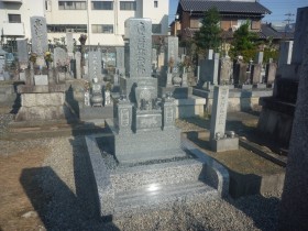岐阜市市営穴釜墓地で純国産墓石　天山石のお墓建立しました