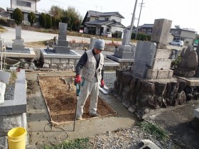 バイブレーターでしっかり空気を抜いて強い基礎コンクリートを作ります