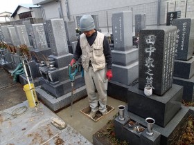 バイブレーターでしっかり空気を抜いて強い基礎コンクリートを作ります