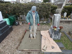 バイブレーターでしっかり空気を抜きます