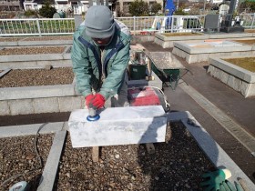 セメントを綺麗に削り取ります