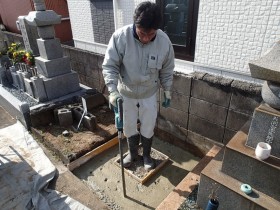 バイブレーターでしっかり空気を抜いて強い基礎コンクリートを作ります