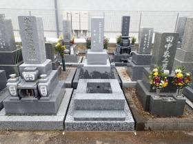 笠松町営墓地でお墓の四ツ石工事