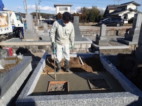 バイブレーターでしっかり空気を抜いて強い基礎コンクリートを作ります