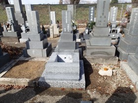 笠松町営墓地でお墓建て替えの四ツ石を組みました