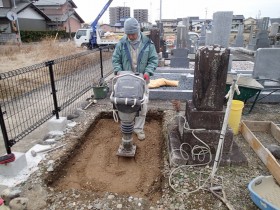 ランマーで突き固めます