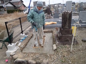 バイブレーターでしっかり空気を抜いて強い基礎コンクリートを作ります