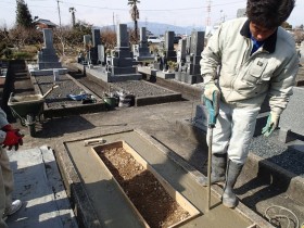 バイブレーターでしっかり空気を抜いて強い基礎コンクリートを作ります