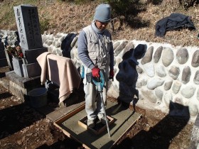 バイブレーターでしっかり空気を抜いて強い基礎コンクリートを作ります