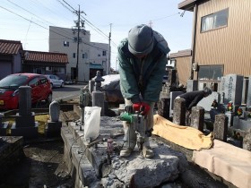 岐阜市真鍋墓地でお墓建立工事開始　墓所の壊しをしました