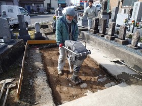 砕石をいれてランマーで突き固めます