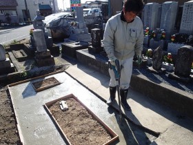 バイブレーターでしっかり空気を抜いて強い基礎コンクリートを作ります