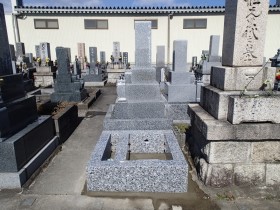 岐阜市塚田墓地で、お墓の外柵基礎石工事をしました