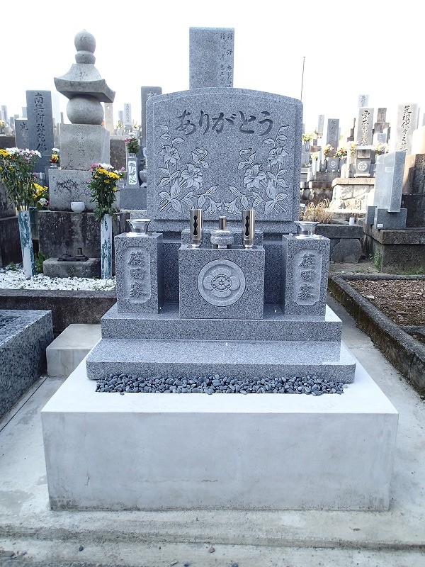 岐阜市萱場墓地でデザイン墓石建立しました
