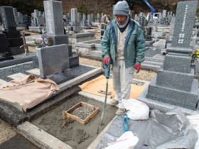 バイブレーターでしっかり空気を抜いて強い基礎コンクリートを作ります