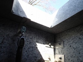 御影石納骨室と一枚石の四ツ石もステンレス金具をトルクレンチでしっかり締め付け内部