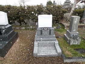 岐阜市市営穴釜墓地で、純国産墓石天山石デザイン墓石建立しました