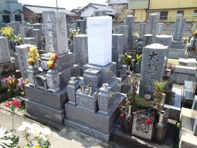 岐阜市東鏡島墓地で純国産墓石唐原石のお墓完建立しました　442番