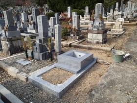 岐阜市市営上加納墓地ね地区でお墓の四ツ石工事をしました