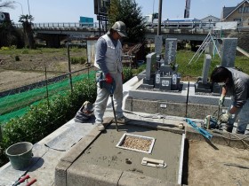 バイブレーターでしっかり空気を抜いて強い基礎コンクリートを作ります