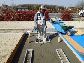 バイブレーターでしっかり空気を抜いて強い基礎コンクリートを作ります