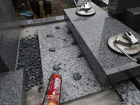 墓誌も免震シリコン＋免震接着剤施工で地震対策施工