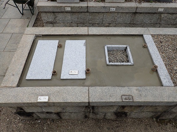 お墓の基礎コンクリートと墓誌の補強石