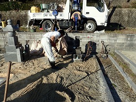 苔が生えてしまった土を取り除きます