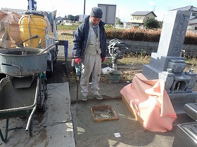 バイブレーターでしっかり空気を抜いて強い基礎コンクリートを作ります