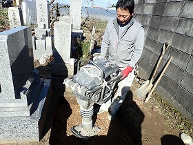 ランマーで突き固めます