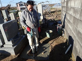 バイブレーターでしっかり空気を抜いて強い基礎コンクリートを作ります