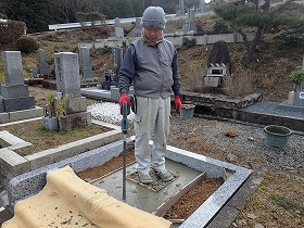 バイブレーターでしっかり空気を抜いて強い基礎コンクリートを作ります