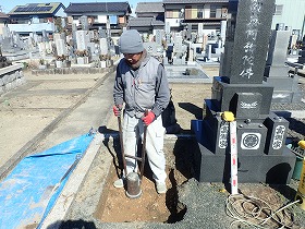 周りを崩さないように手ダコで突き固めます