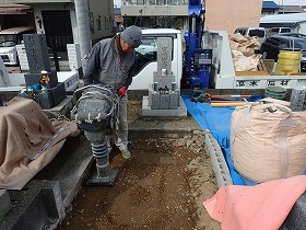 砕石を入れてランマーで突き固めます