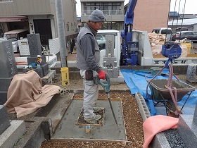 バイブレーターでしっかり空気を抜いて強い基礎コンクリートを作ります